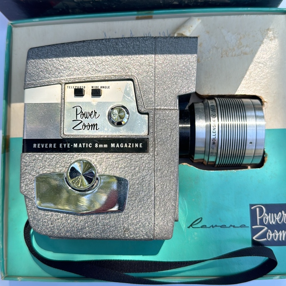 Vintage Revere Power Zoom 8mm camera 1959-1960 Ca-117D Super fun decor or photog